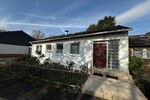 Schwalbach: Ruhig wohnen am Grüngürtel – Bungalow mit großem Garten und vielseitigem Raumangebot - Einfamilienhaus Schwalbach | Angebot:26534677